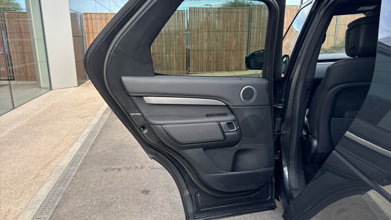 Land Rover Discovery 3.0 D300 R-Dynamic HSE 5dr Auto Diesel Station Wagon